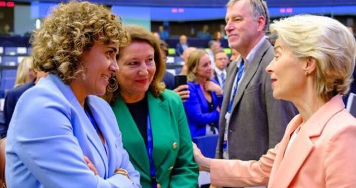 FOTO DOLORS MONSERRAT Y CARMEN CRESPO CON ÚRSULA VON DER LEYEN