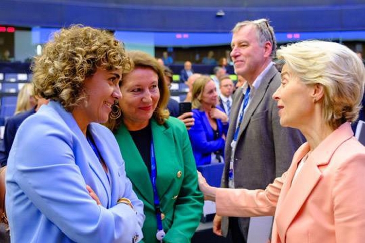 FOTO DOLORS MONSERRAT Y CARMEN CRESPO CON ÚRSULA VON DER LEYEN