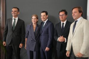 FOTO JULIA IBÁÑEZ CON JUANMA MORENO, RAMÓN FERNÁNDEZ-PACHECO, ANTONIO REPULLO Y FRANCISCO GÓNGORA