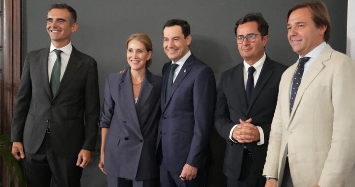 FOTO JULIA IBÁÑEZ CON JUANMA MORENO, RAMÓN FERNÁNDEZ-PACHECO, ANTONIO REPULLO Y FRANCISCO GÓNGORA