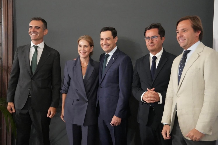 FOTO JULIA IBÁÑEZ CON JUANMA MORENO, RAMÓN FERNÁNDEZ-PACHECO, ANTONIO REPULLO Y FRANCISCO GÓNGORA