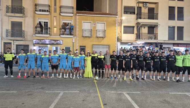 Foto de familia para una gran final en las 24 horas de Fútbol Sala Albox 2026