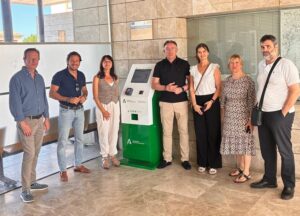 El Consorcio de Transporte instala una nueva máquina de autorrecarga en Berja