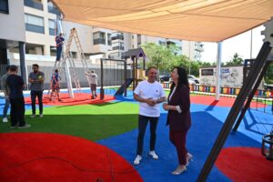 El Ayuntamiento instala 120 metros cuadrados de toldos en el área infantil de la calle Felipe II, en el barrio de Villablanca