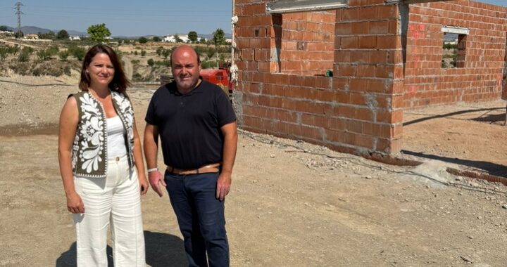 Visita de la alcaldesa, María del Mar Alfonso, junto al concejal Rogelio Berbel