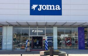 El Centro Comercial Torrecárdenas refuerza su oferta deportiva con la apertura de JOMA