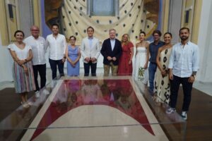 pendón real con el equipo de gobierno y director general y equipo tecnico del IAPH