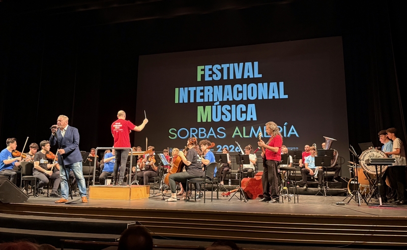 260802 Diego Cruz con la Orquesta del FIMSAL (2)