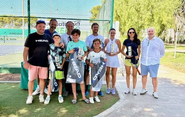 260829 Antonio Casimiro con los ganadores del torneo