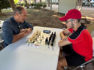 Familias, naturaleza y ajedrez se dan cita bajo la sombra del Parque Nicolás Salmerón