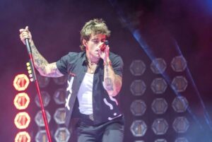 Cerca de 4.000 voces acompañan a Álvaro de Luna en la despedida musical de la Feria de Almería