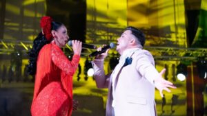 La copla reúne a un millar de personas en la Plaza de la Constitución para rendir homenaje a la memoria musical de varias generaciones