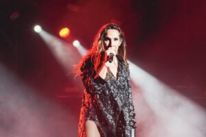 Malú encanta a su público con un concierto con miles de personas en Playa Serena II en Roquetas de Mar