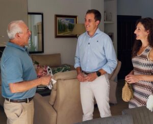 Alfonso García Alcalde de Vera junto a Carolina Primera teniente de alcalde dando la noticia de la elección de pregonero a Pedro López en su casa