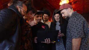 Almudena Morales visitando el rodaje de Víscera