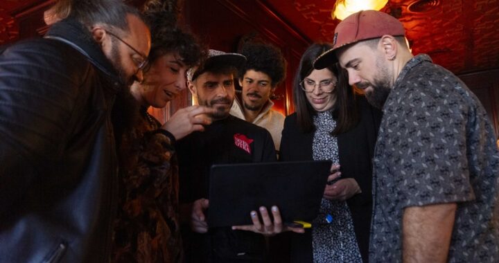 Almudena Morales visitando el rodaje de Víscera