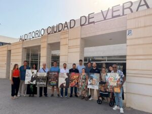 Concejal de Cultura Antonio Soler con los representantes de las diferentes funciones