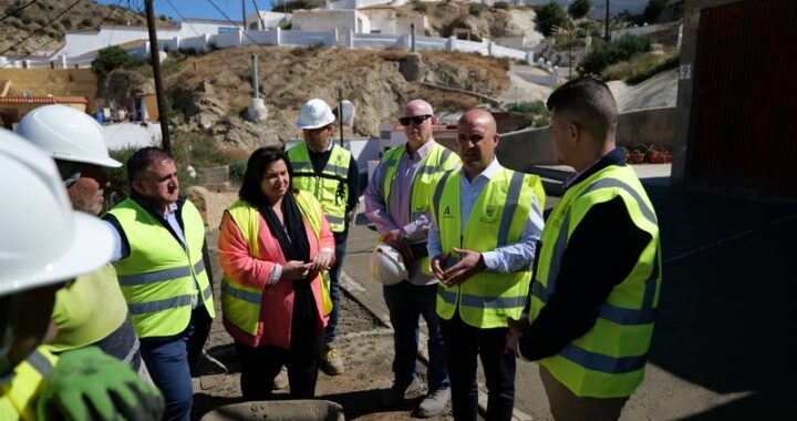 Foto Archivo visitando obras