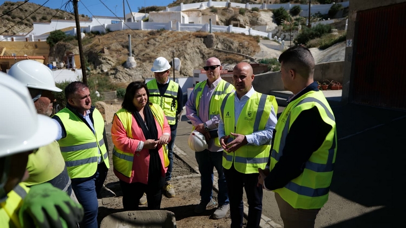 Foto Archivo visitando obras