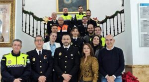 Foto de familia del equipo de gobierno con parte de la plantilla de Policia Local