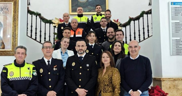 Foto de familia del equipo de gobierno con parte de la plantilla de Policia Local