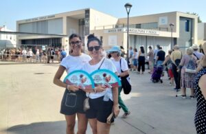 El Ayuntamiento reparte 35.000 abanicos solidarios de Feria, la mayor cifra de la historia