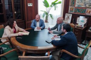 Imagen de archivo de una visita de la presidenta de la ELA Fuente Victoria al presidente de la Diputación de Almería
