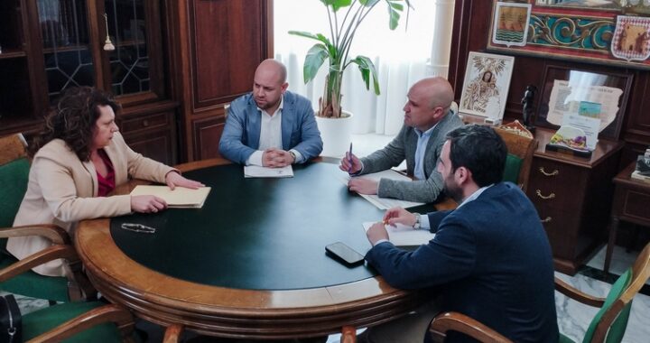 Imagen de archivo de una visita de la presidenta de la ELA Fuente Victoria al presidente de la Diputación de Almería
