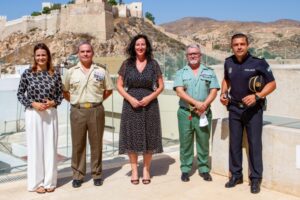 La alcaldesa agradece al hasta ahora jefe de la Legión “la estrecha relación” mantenida con el Ayuntamiento durante sus tres años en el cargo
