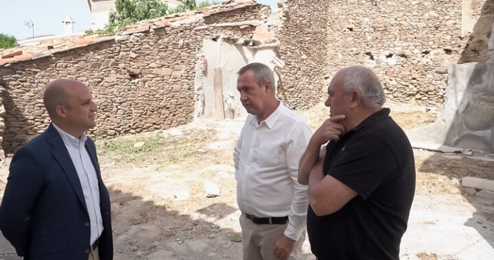 Presidente con alcalde y concejal delante del solar donde se levantará la farmacia