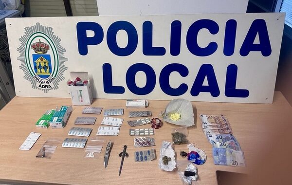 260901 La Policía Local de Adra detiene a dos personas reclamadas por la Justicia