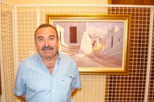 JUAN IBAÑEZ CON UNA DE SUS OBRAS