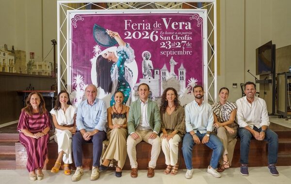 equipo de gobierno con cartel oficial