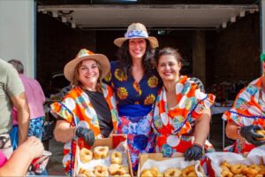 La tradicional ‘buñuelada’ del barrio San Vicente reparte más de 2.000 dulces y 150 litros de chocolate 